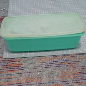 Tupperware Teal Plastic Food Storage Container with White Lid